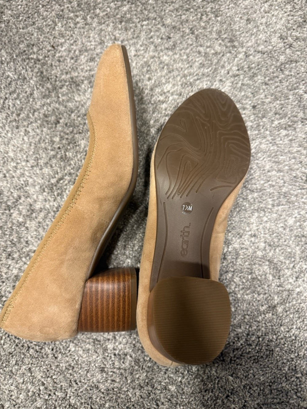 7/7.5 M Earth Suede Camel Block Heel Pumps - Like New - Picture 3 of 3